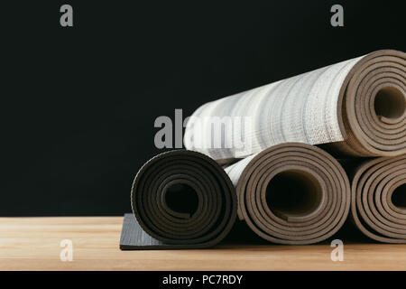 Laminati diversi Materassini da yoga sul piano portapaziente in legno Foto Stock