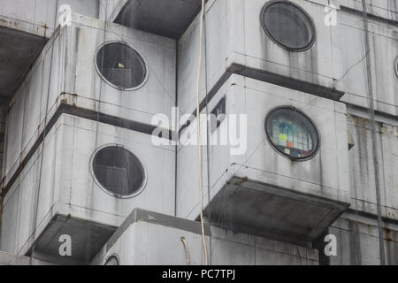 Nakagin Capsule Tower e calcestruzzo edifici appartamento dietro elevato bridge road della Shuto Expressway in Shimbashi, Tokyo, Giappone. La Nakagin Capsule Foto Stock
