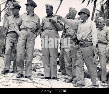 Esercito, Marina e ufficiali di marina si affacciano danno a Tarawa dopo l'isola è stata presa. L a R Lt. Gen Richardson (tasca) Maj Gen Chas prezzo, ADM Nimitz, il Mag. Gen Julian Smith Foto Stock