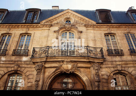 Vista di un tradizionale edificio storico di Parigi che mostra / parigino stile architettonico francese. Si tratta di una giornata di sole in primavera. 3 arrondissement Foto Stock