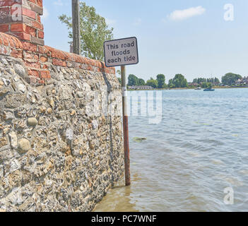 Bosham Harbour inondazione in alta marea su una soleggiata giornata estiva Foto Stock