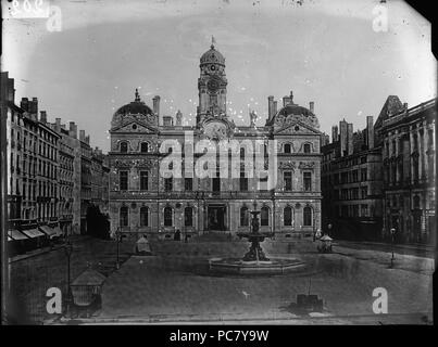 39 Grands Travaux d'urbanisme du Secondo Impero ; la Place des Terreaux et l'Hôtel de ville de Lyon Foto Stock