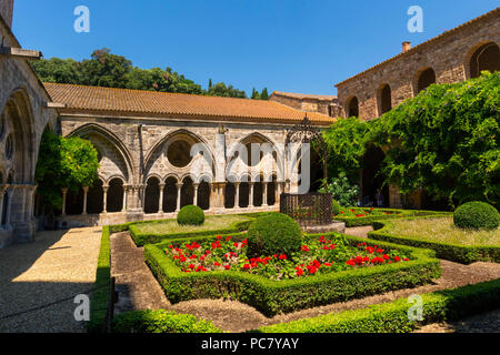 Chiostro di Abbaye Sainte-Marie de Fontfroide o Abbazia di Fontfroide vicino a Narbonne, dipartimento dell Aude, Occitanie, Francia, Europa occidentale Foto Stock