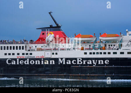 I passeggeri sul ponte del Caledonian MacBrayne ferry boat Isle of Mull / un t-Eilean Muileach di lasciare il porto di Oban Foto Stock