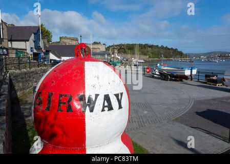 Vecchia boa di metallo a Conwy harbour nel Galles del Nord, Regno Unito. Foto Stock