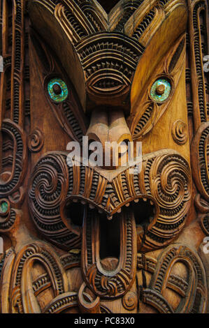 Tradizionali di legno intagliato nella maschera di Te Puia Maori centro culturale, Roturura, Isola del nord, Nuova Zelanda Foto Stock