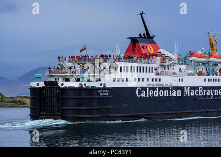 I passeggeri sul ponte del Caledonian MacBrayne ferry boat Isle of Mull / un t-Eilean Muileach di lasciare il porto di Oban Foto Stock