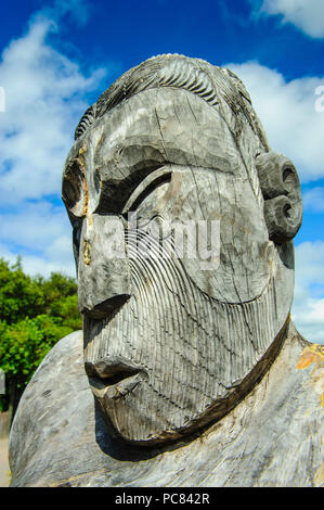 Tradizionali di legno intagliato nella maschera di Te Puia Maori centro culturale, Roturura, Isola del nord, Nuova Zelanda Foto Stock