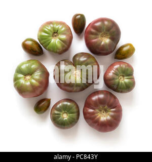 Cimelio di organico Brandywine pomodori, isolato su bianco, vista dall'alto Foto Stock