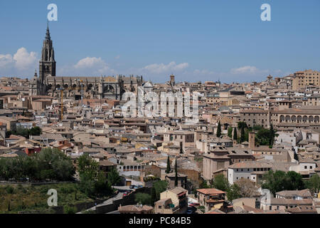 Vista del centro storico con la Cattedrale di Toledo, Castilla-La Mancha, in Spagna Foto Stock