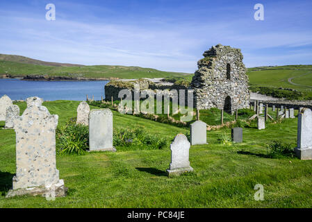 Sagrato e XII secolo St Olaf's Kirk / Saint Olaf's Chapel in rovine di Lunda stoppino, Lund, Unst, isole Shetland, Scotland, Regno Unito Foto Stock