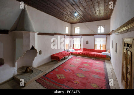 Soggiorno nella casa Skënduli, casa fortificata, Argirocastro, Gjirokastër, Albania Foto Stock