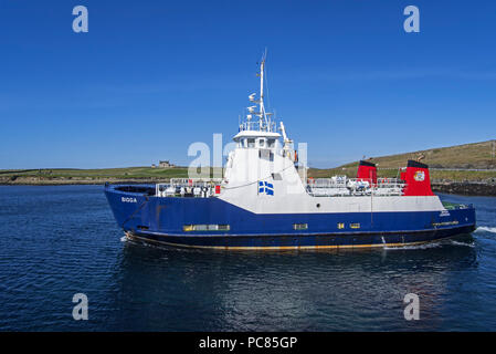 Bigga, di trasporto passeggeri e di traghetto per auto che opera su Bluemull servizio audio, SIC Ferries lasciando Belmont su Unst, isole Shetland, Scotland, Regno Unito Foto Stock