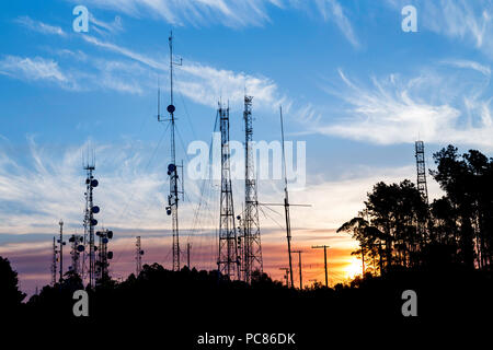 Poços de Caldas, Minas Gerais, Brasile. Torre di telecomunicazione durante il tramonto in una città brasiliana. Foto Stock