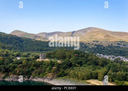 Una vista su Llyn Peris verso Dolbadarn Castle e Moel Eilio Foto Stock
