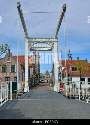 Verticale ponte di sollevamento nel grazioso olandese di piccole città di Edam ben noto per la sua produzione di formaggio, Holland, Paesi Bassi Foto Stock