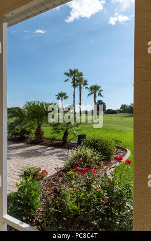 Vista da un lanai patio attraverso un insetto lo screening su un campo da golf. Florida, Stati Uniti d'America Foto Stock