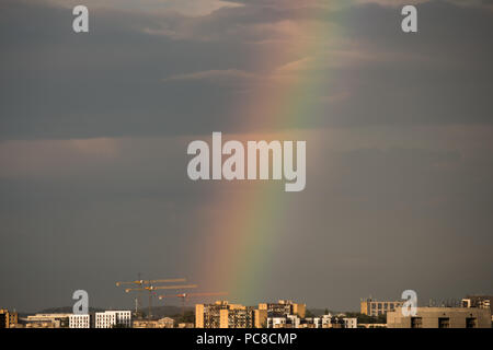 Rainbow costruito mediante gru in città. Bella serata. Foto Stock