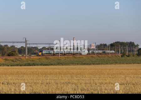 Prima Great Western Railway classe 800 modalità bi Hitachi treni IEP a Cholsey (est di Didcot) su la elettrificata Great Western Main Line Foto Stock