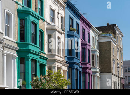 Casa colorati su fronti Lancaster Road a Notting Hill, Londra, Inghilterra, Regno Unito Foto Stock