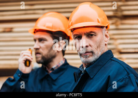 Due costruttori nei caschi che lavorano al di fuori di costruzione Foto Stock