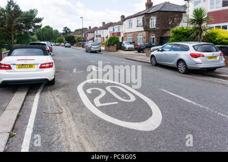 20 mph limite velocità di marcatura su strada a Lewisham, a sud di Londra. Foto Stock