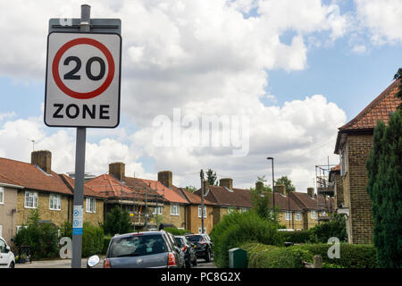 Segno di una 20 mph zona di velocità sul Downham Estate a Lewisham, a sud di Londra. Foto Stock