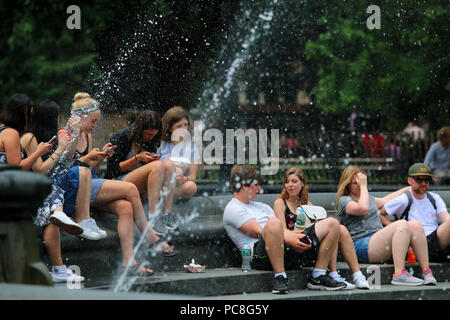 NEW YORK, NY - 10 Luglio: persone il raffreddamento in una calda giornata estiva in Washington Square Park a Manhattan su luglio 10th, 2017 a New York, Stati Uniti d'America. Foto Stock