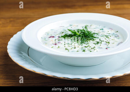 Vista ravvicinata di deliziosi piatti freddi zuppa estiva con yogurt e verdure Foto Stock