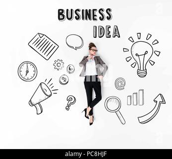 Creative collage di elegante giovane imprenditrice con varie icone di business e business idea segno Foto Stock