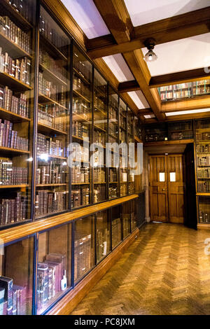 Il vecchio gli scaffali pieni di libri presso la John Rylands Library di Manchester, Regno Unito