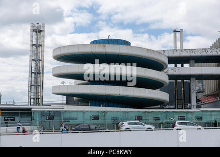 Rampa a spirale originariamente progettato per accedere al parcheggio auto nei livelli superiori del terminale un edificio presso l'Aeroporto Internazionale di Dublino, Irlanda. Foto Stock