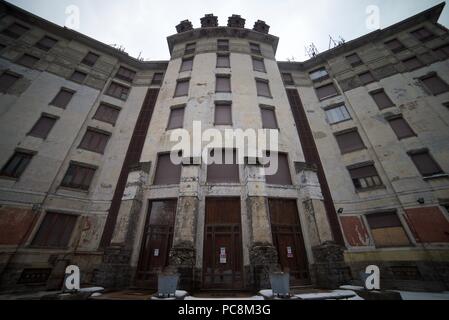 Il Grand Hotel Campo dei Fiori, Varese, Italia. Un hotel abbandonato nelle Alpi italiane. Il Grand Hotel Campo dei Fiori di Varese. Foto Stock