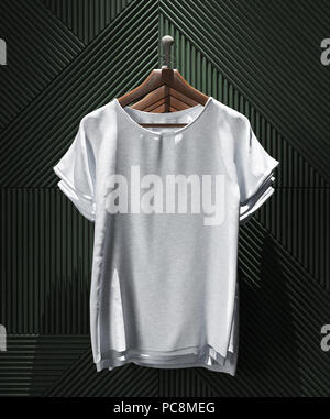 Mock-up t-shirt su legno scuro dello sfondo Foto Stock