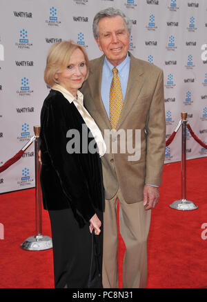 Eva Marie Saint e marito al quarantesimo anniversario restauro di cabaret a la serata di apertura del TCM Classic Film Festival.Eva Marie Saint e marito  72 ------------- Red Carpet Event, verticale, STATI UNITI D'AMERICA, industria cinematografica, celebrità, fotografia, Bestof, arte cultura e intrattenimento, Topix celebrità moda / Verticale, meglio di, evento nella vita di Hollywood - California, moquette rossa e dietro le quinte, USA, industria cinematografica, celebrità, movie celebrità, personaggi televisivi, musica celebrità, fotografia, Bestof, arte cultura e intrattenimento, Topix, verticale, dalla famiglia a partire dall'anno 2012 , in Foto Stock