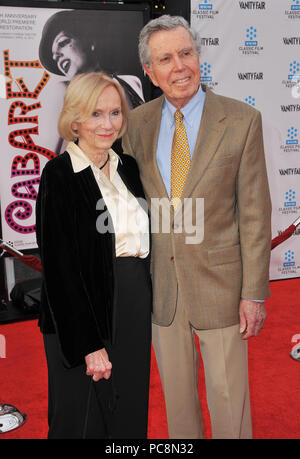 Eva Marie Saint e marito al quarantesimo anniversario restauro di cabaret a la serata di apertura del TCM Classic Film Festival.Eva Marie Saint e marito  73 ------------- Red Carpet Event, verticale, STATI UNITI D'AMERICA, industria cinematografica, celebrità, fotografia, Bestof, arte cultura e intrattenimento, Topix celebrità moda / Verticale, meglio di, evento nella vita di Hollywood - California, moquette rossa e dietro le quinte, USA, industria cinematografica, celebrità, movie celebrità, personaggi televisivi, musica celebrità, fotografia, Bestof, arte cultura e intrattenimento, Topix, verticale, dalla famiglia a partire dall'anno 2012 , in Foto Stock