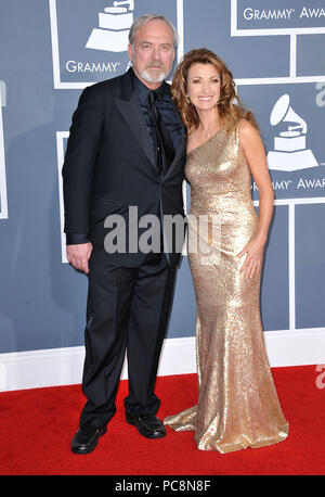 James keach e moglie Jane Seymour al 54th Annual Grammy Awards 2012 presso lo Staples Center di Los Angeles. James keach e moglie Jane Seymour ------------- Red Carpet Event, verticale, STATI UNITI D'AMERICA, industria cinematografica, celebrità, fotografia, Bestof, arte cultura e intrattenimento, Topix celebrità moda / Verticale, meglio di, evento nella vita di Hollywood - California, moquette rossa e dietro le quinte, USA, industria cinematografica, celebrità, movie celebrità, personaggi televisivi, musica celebrità, fotografia, Bestof, arte cultura e intrattenimento, Topix, verticale, dalla famiglia a partire dall'anno 2012 , inchiesta tsuni@GA Foto Stock