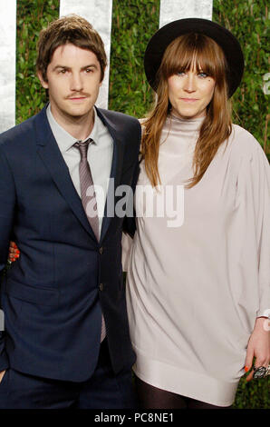 Jim Sturgess, Mickey O'Brien 051 arrivando al Vanity Fair Oscar Party 2012 - al Sunset Tower Hotel di Los Angeles.Jim Sturgess, Mickey O'Brien 051 ------------- Red Carpet Event, verticale, STATI UNITI D'AMERICA, industria cinematografica, celebrità, fotografia, Bestof, arte cultura e intrattenimento, Topix celebrità moda / Verticale, meglio di, evento nella vita di Hollywood - California, moquette rossa e dietro le quinte, USA, industria cinematografica, celebrità, movie celebrità, personaggi televisivi, musica celebrità, fotografia, Bestof, arte cultura e intrattenimento, Topix, verticale, dalla famiglia a partire dall'anno 2012 , inchiesta Foto Stock