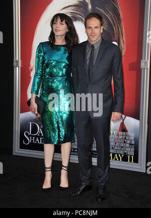 Jonny Lee Miller e la moglie di Michele Hicks presso le ombre scure Premiere al Chinese Theatre di Los Angeles.Jonny Lee Miller e la moglie di Michele Hicks  210 ------------- Red Carpet Event, verticale, STATI UNITI D'AMERICA, industria cinematografica, celebrità, fotografia, Bestof, arte cultura e intrattenimento, Topix celebrità moda / Verticale, meglio di, evento nella vita di Hollywood - California, moquette rossa e dietro le quinte, USA, industria cinematografica, celebrità, movie celebrità, personaggi televisivi, musica celebrità, fotografia, Bestof, arte cultura e intrattenimento, Topix, verticale, dalla famiglia a partire dall'anno 2012 , inchiesta tsu Foto Stock