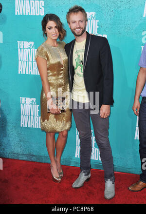 Nikki Reed, Paolo McDonald a MTV Movie Awards 2012 presso l'Anfiteatro universale a Los Angeles.Nikki Reed, Paolo McDonald A ------------- Red Carpet Event, verticale, STATI UNITI D'AMERICA, industria cinematografica, celebrità, fotografia, Bestof, arte cultura e intrattenimento, Topix celebrità moda / Verticale, meglio di, evento nella vita di Hollywood - California, moquette rossa e dietro le quinte, USA, industria cinematografica, celebrità, movie celebrità, personaggi televisivi, musica celebrità, fotografia, Bestof, arte cultura e intrattenimento, Topix, verticale, dalla famiglia a partire dall'anno 2012 , inchiesta tsuni@Gamma-USA.com marito Foto Stock