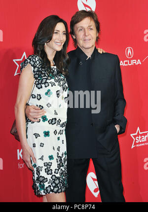 Paul McCartney, Nancy Shevell Paul McCartney s moglie XXII edizione MusiCares beneficio annuo, di Gala in onore di Sir Paul McCartney come MusiCares persona dell'anno. a Covention Center di Los Angeles.Paul McCartney, Nancy Shevell Paul McCartney s moglie  04 ------------- Red Carpet Event, verticale, STATI UNITI D'AMERICA, industria cinematografica, celebrità, fotografia, Bestof, arte cultura e intrattenimento, Topix celebrità moda / Verticale, meglio di, evento nella vita di Hollywood - California, moquette rossa e dietro le quinte, USA, industria cinematografica, celebrità, movie celebrità, personaggi televisivi, musica celebrità, fotografia, Foto Stock