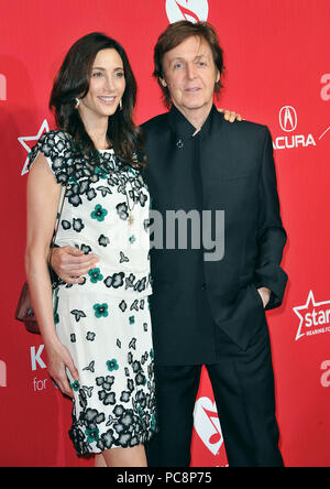 Paul McCartney, Nancy Shevell Paul McCartney s moglie XXII edizione MusiCares beneficio annuo, di Gala in onore di Sir Paul McCartney come MusiCares persona dell'anno. a Covention Center di Los Angeles.Paul McCartney, Nancy Shevell Paul McCartney s moglie  05 ------------- Red Carpet Event, verticale, STATI UNITI D'AMERICA, industria cinematografica, celebrità, fotografia, Bestof, arte cultura e intrattenimento, Topix celebrità moda / Verticale, meglio di, evento nella vita di Hollywood - California, moquette rossa e dietro le quinte, USA, industria cinematografica, celebrità, movie celebrità, personaggi televisivi, musica celebrità, fotografia, Foto Stock