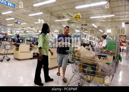 Florida,Pompano Beach,Publix negozio di alimentari supermercato alimentare, interno, shopping, checkout line coda cassiere cliente,adulti uomo uomo uomini maschio,Bl Foto Stock