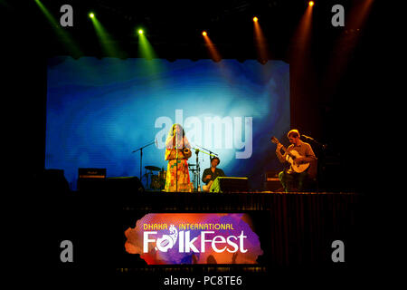 Canto e danza performance inarmy stadium di Dhaka, Foto Stock