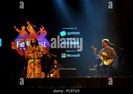 Canto e danza performance inarmy stadium di Dhaka, Foto Stock