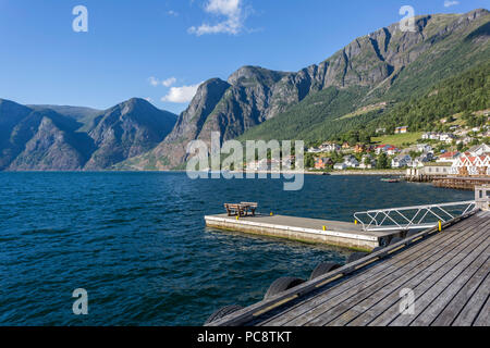 Vista serale di Aurlandsvangen waterfront con belle montagne in background Foto Stock