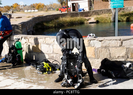 Scuba Diver prepara la marcia a Buco Blu, Santa Rosa New Mexico USA Foto Stock