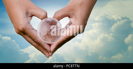 Lato cuore cielo terra salvare ambiente Earth Day 22 Aprile Foto Stock