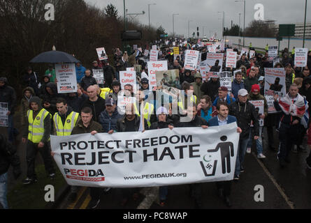 La stazione internazionale di Birmingham, Birmingham, Regno Unito. Il 6 febbraio, 2016. Ex leader di EDL Tommy Robinson insieme fino a 250 centinaia suppor Foto Stock