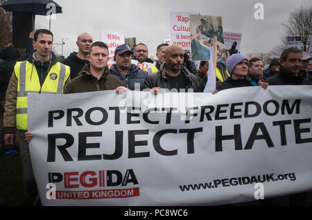 La stazione internazionale di Birmingham, Birmingham, Regno Unito. Il 6 febbraio, 2016. Ex leader di EDL Tommy Robinson insieme fino a 250 centinaia suppor Foto Stock